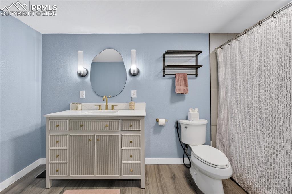 Image 18 of 24: Bathroom