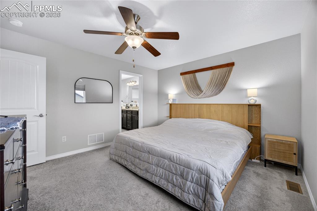 Image 8 of 24: Bedroom