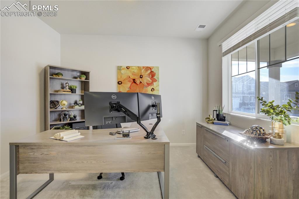 Image 20 of 32: Office