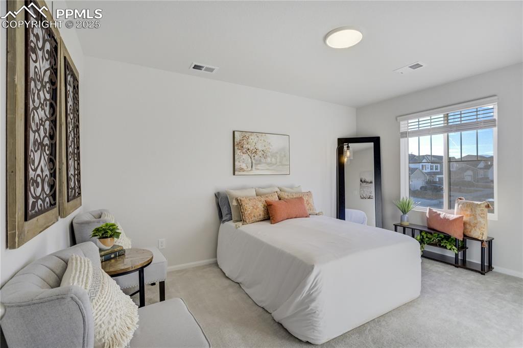 Image 28 of 32: Bedroom