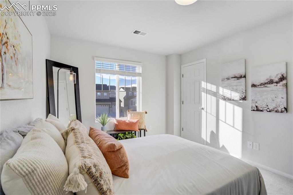 Image 29 of 32: Bedroom