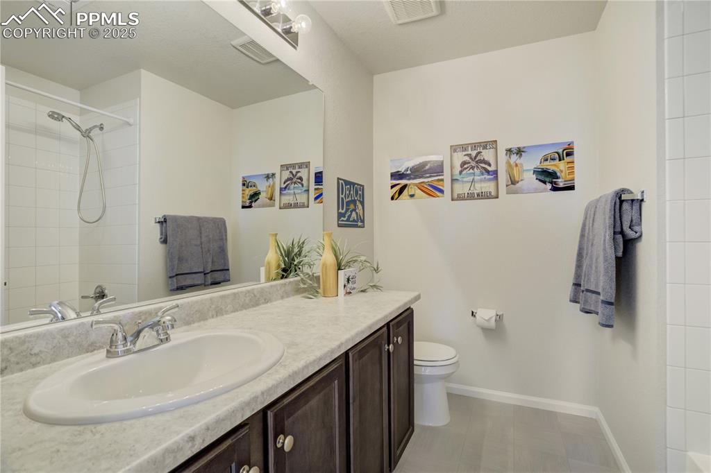 Image 30 of 32: Bathroom