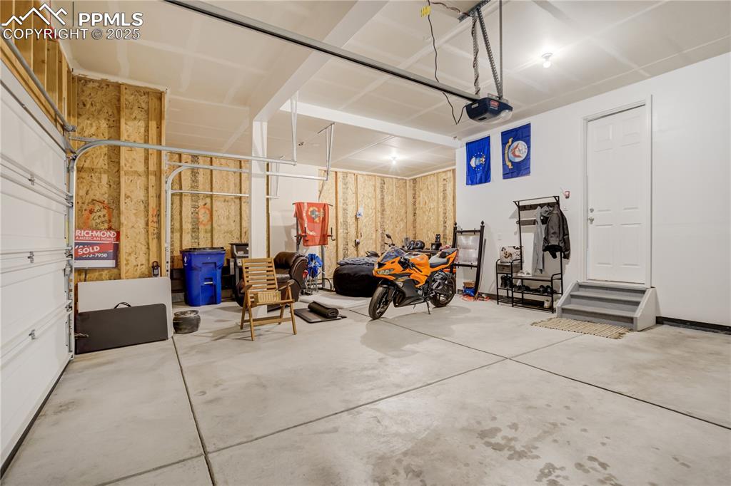 Image 31 of 32: Garage