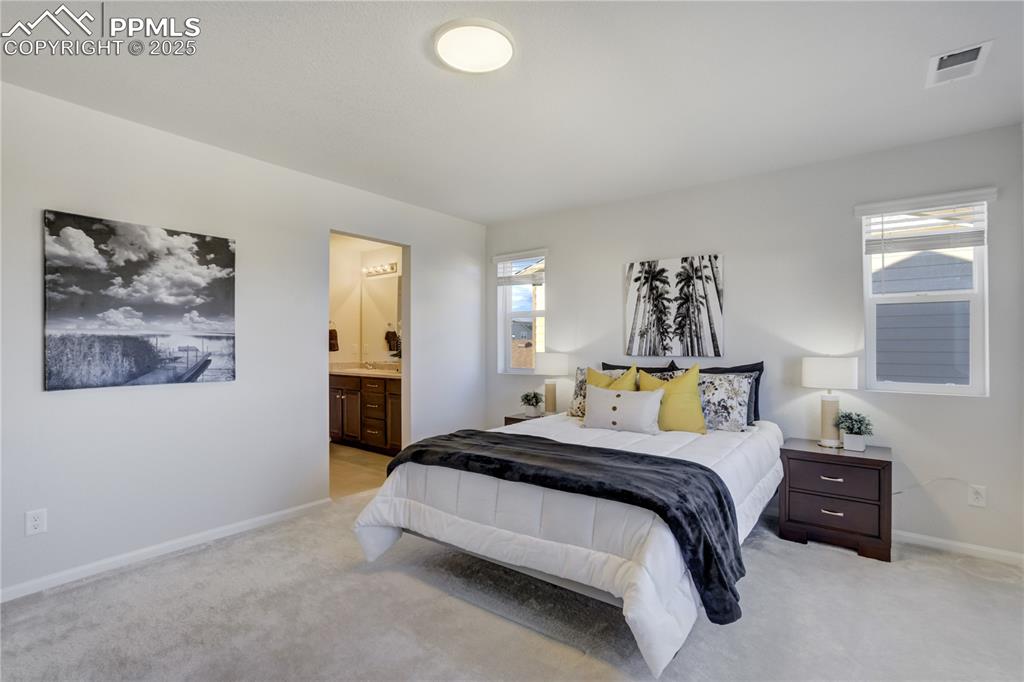 Image 4 of 32: Bedroom