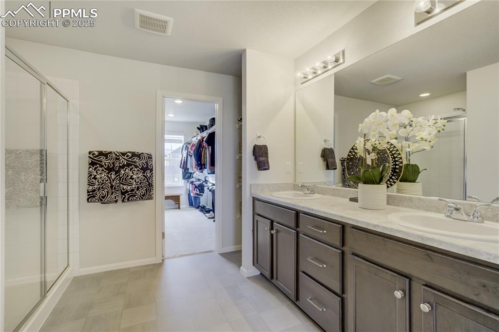 Image 5 of 32: Bathroom