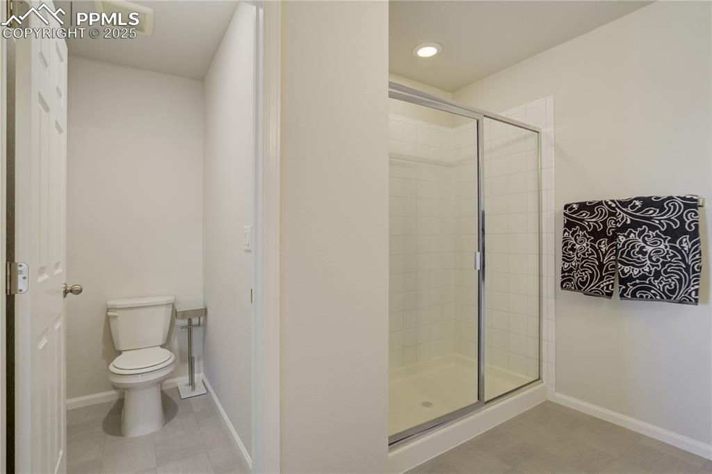 Image 6 of 32: Bathroom