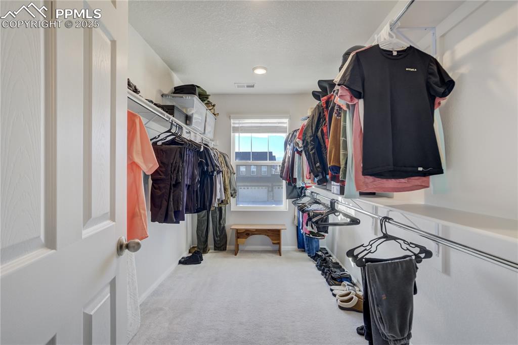 Image 7 of 32: Closet