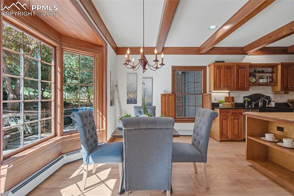 Image 12 of 27: Eat-in kitchen area