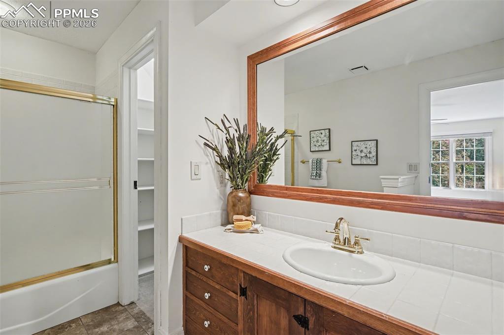 Image 22 of 27: Second upper bath (full)