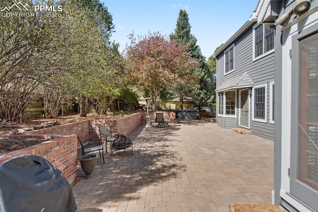 Image 23 of 27: Large entertainer