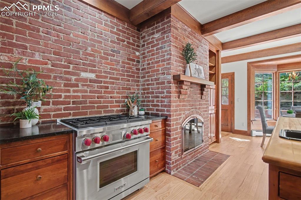 Image 9 of 27: Features Wolf gas range