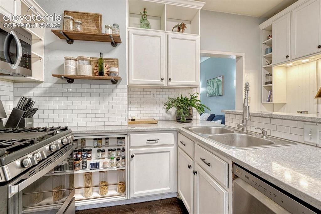 Image 11 of 50: Kitchen