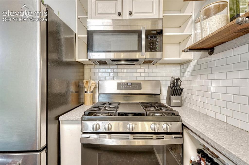 Image 12 of 50: Kitchen