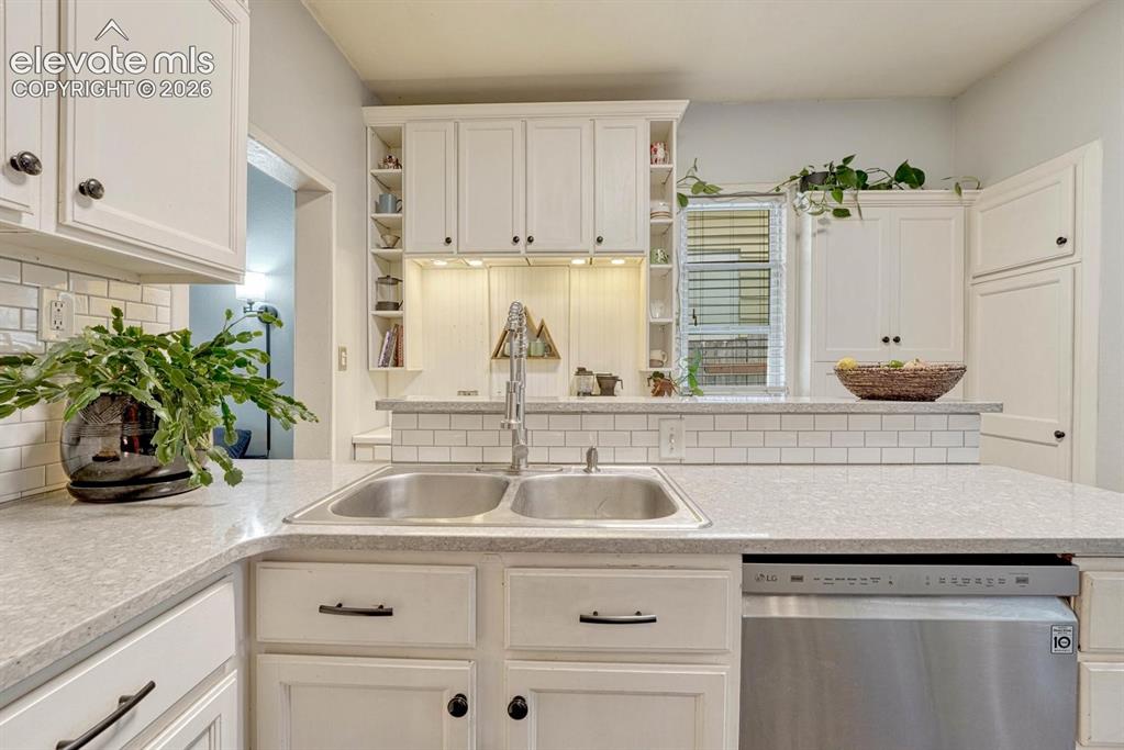 Image 13 of 50: Kitchen