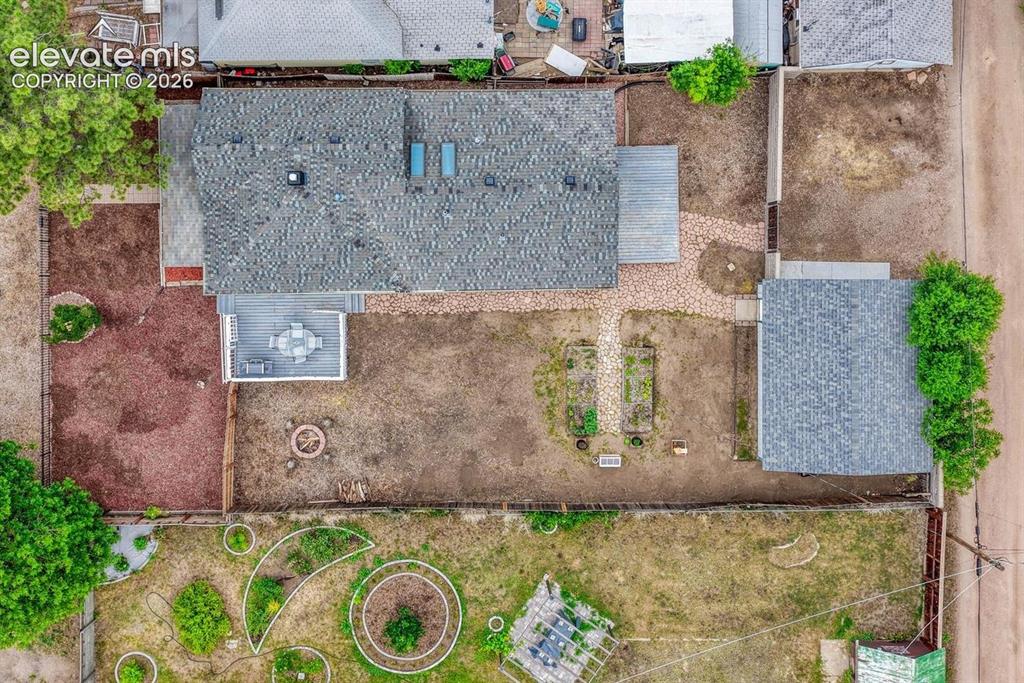 Image 4 of 50: 3 bedrooms, 2 bathrooms, and a 2 car garage on a fully fenced double-sized 