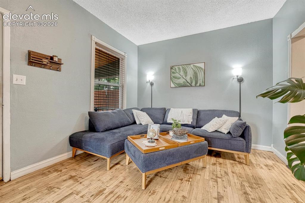 Image 8 of 50: Living Room