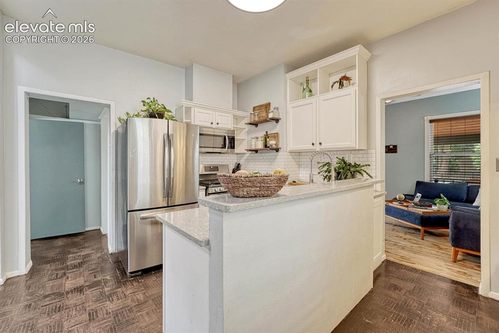 Image 9 of 50: Kitchen breakfast bar