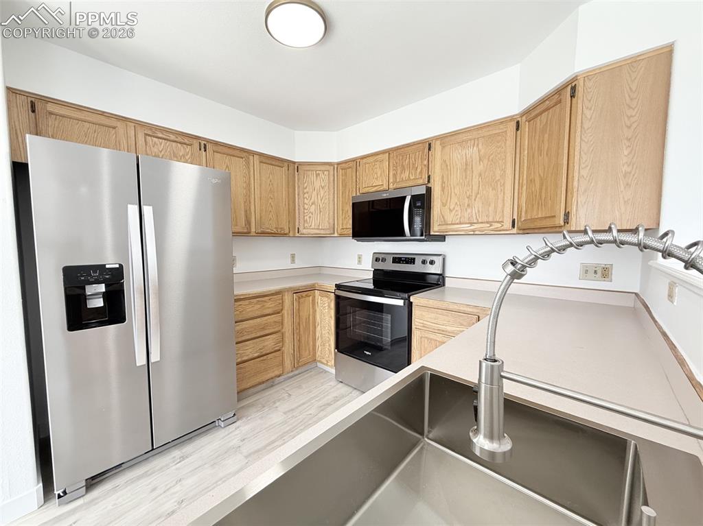 Image 11 of 42: Kitchen