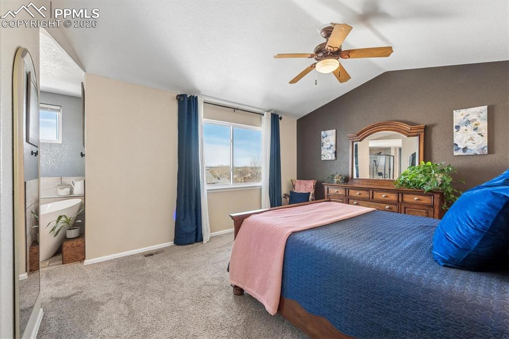 Image 15 of 36: Bedroom