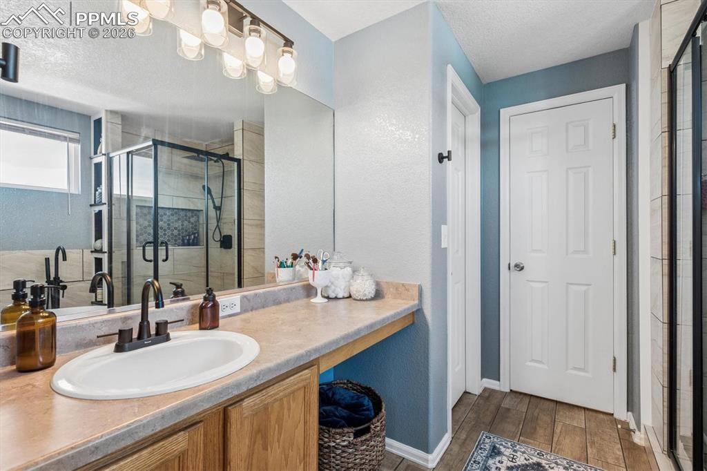 Image 18 of 36: Bathroom