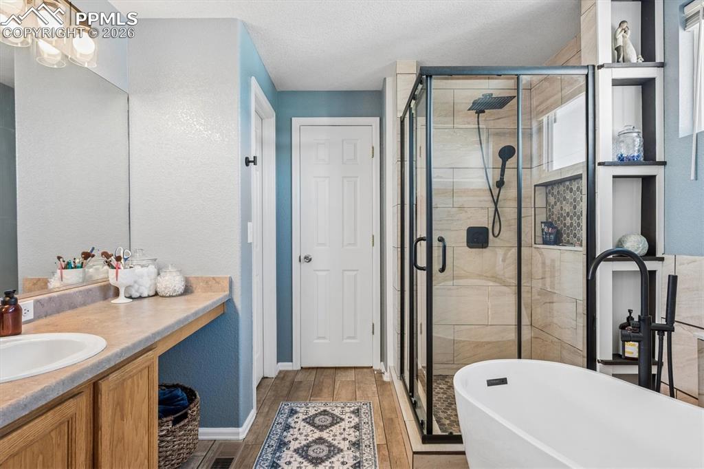 Image 19 of 36: Bathroom