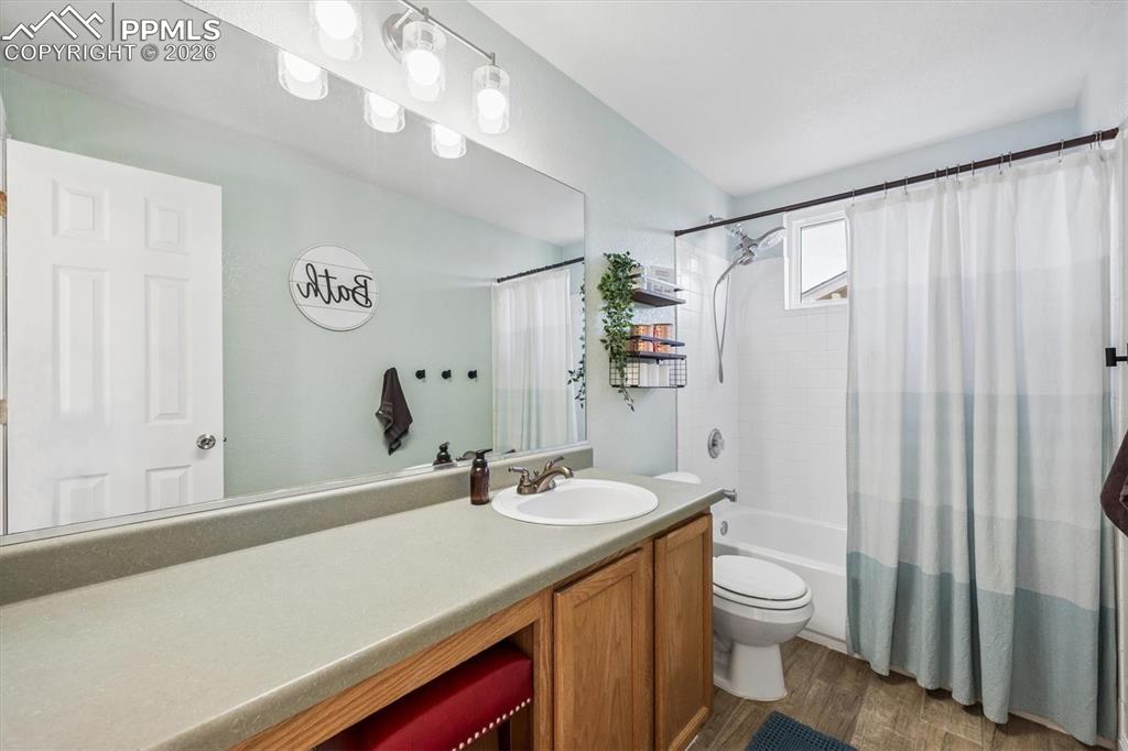 Image 21 of 36: Bathroom