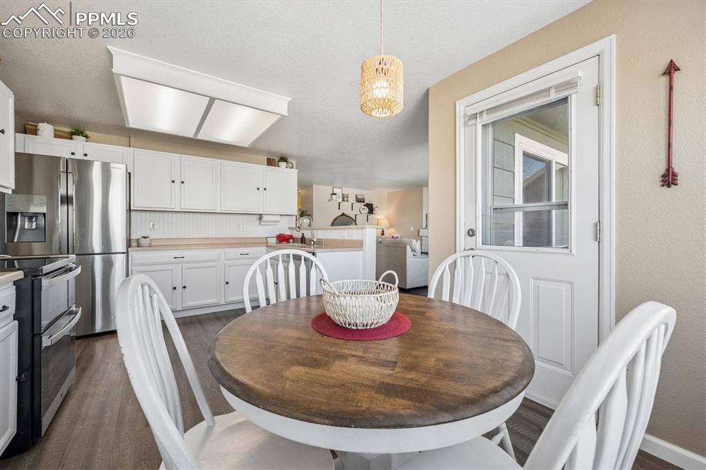 Image 9 of 36: Dining Area