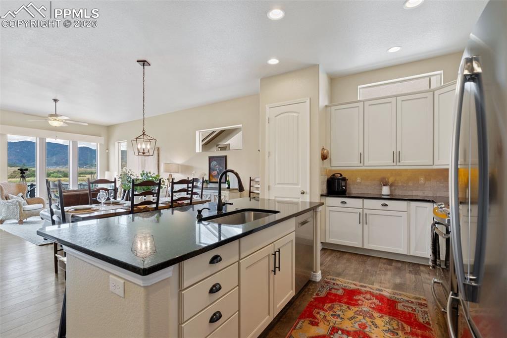 Image 10 of 42: Kitchen