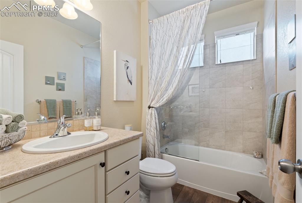 Image 14 of 42: Bathroom