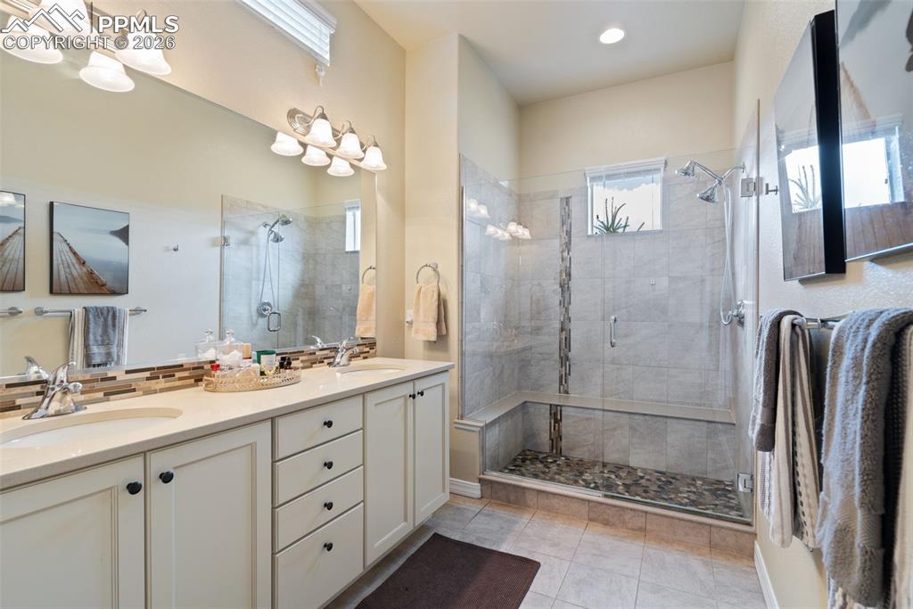 Image 20 of 42: Bathroom