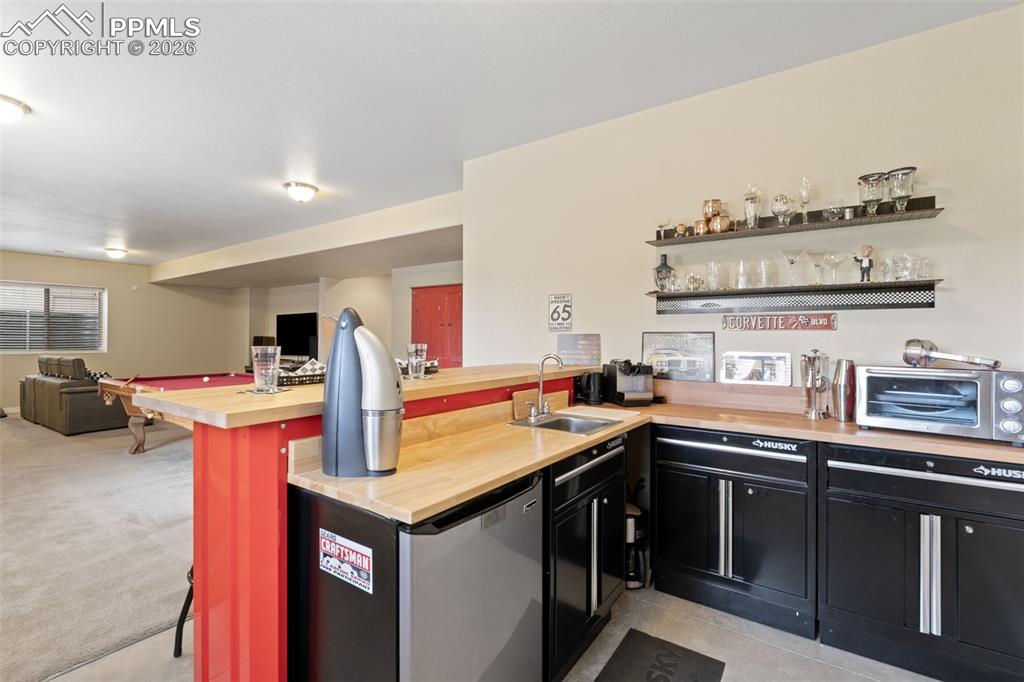 Image 24 of 42: Kitchen