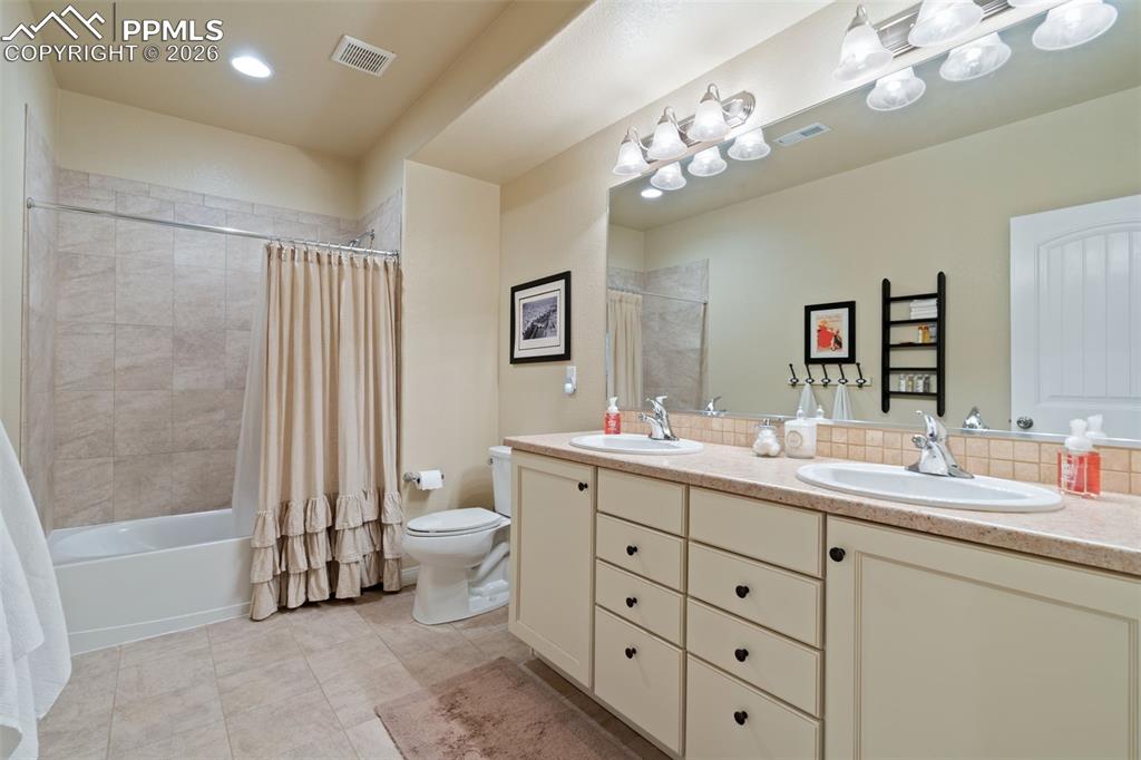 Image 27 of 42: Bathroom