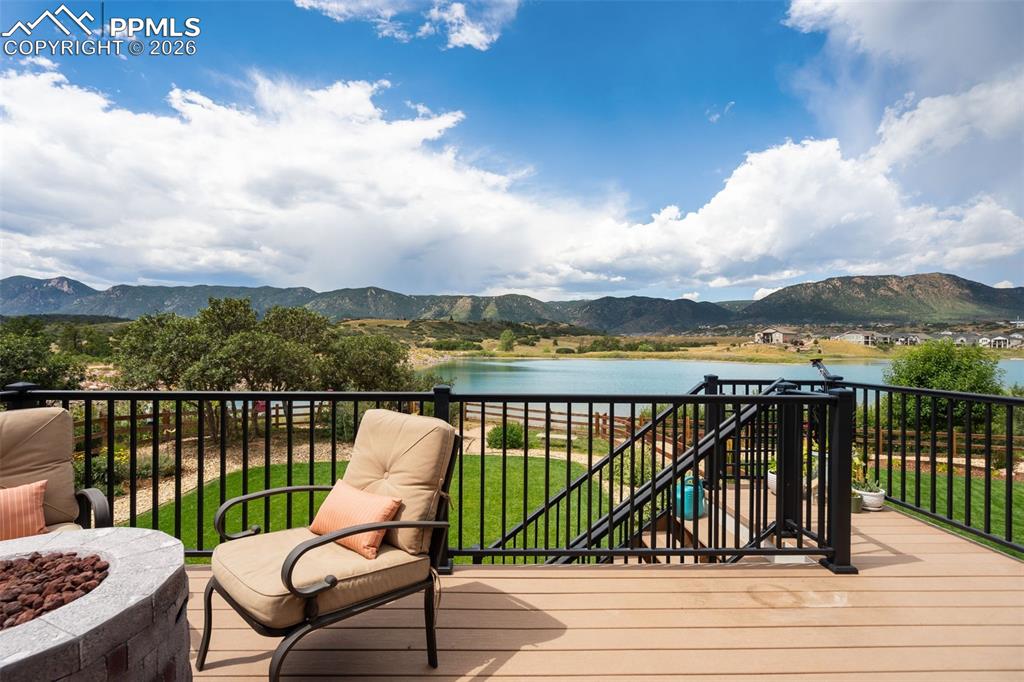 Image 32 of 42: Deck