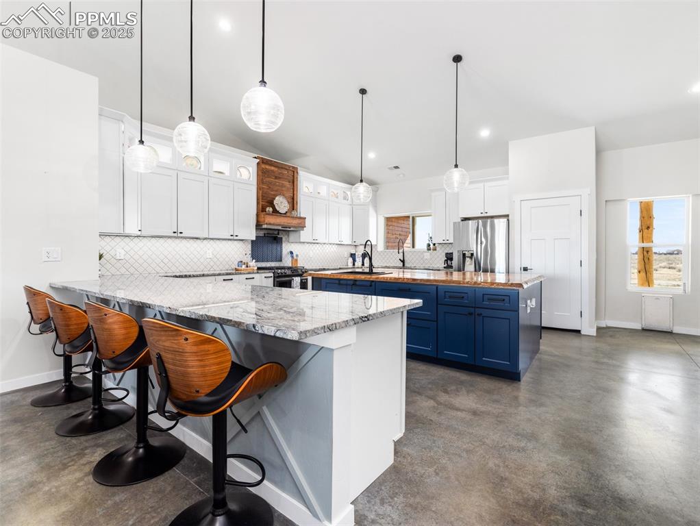 Image 10 of 47: Kitchen