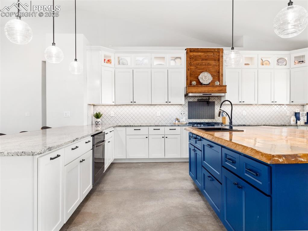 Image 11 of 47: Kitchen