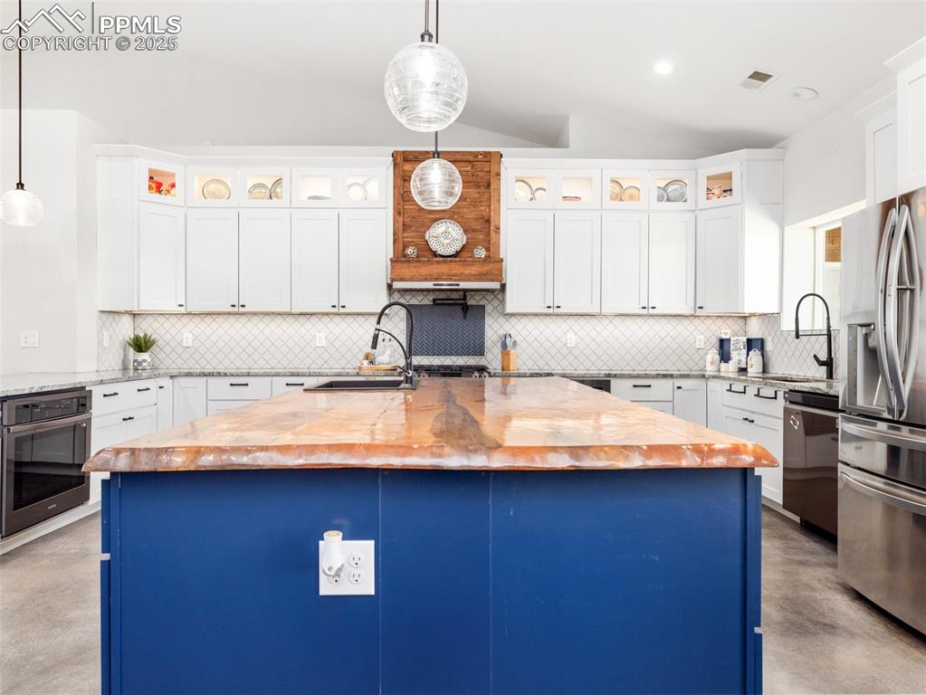 Image 12 of 47: Kitchen