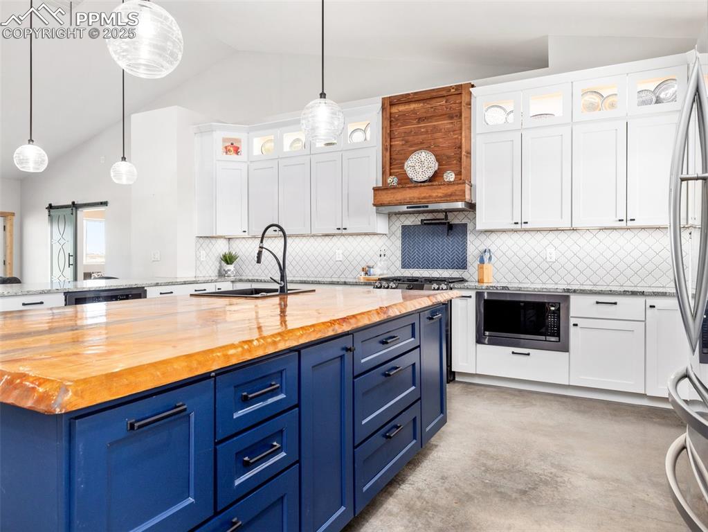 Image 13 of 47: Kitchen