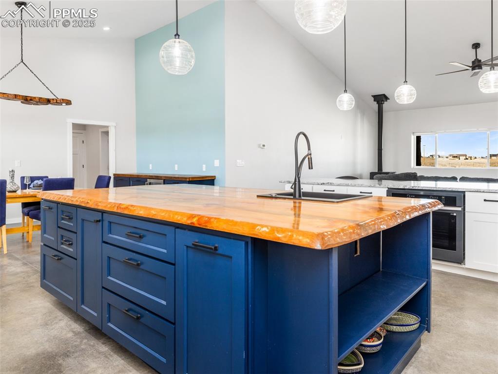 Image 14 of 47: Kitchen