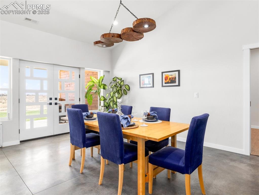 Image 15 of 47: Dining Area
