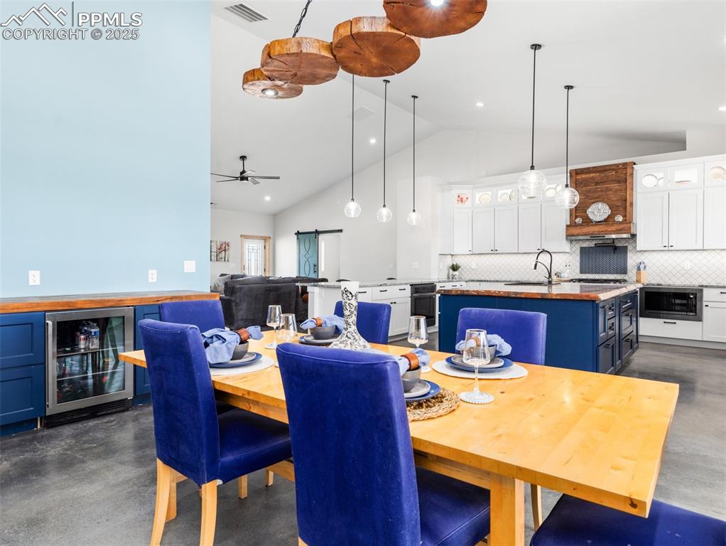 Image 16 of 47: Dining Area