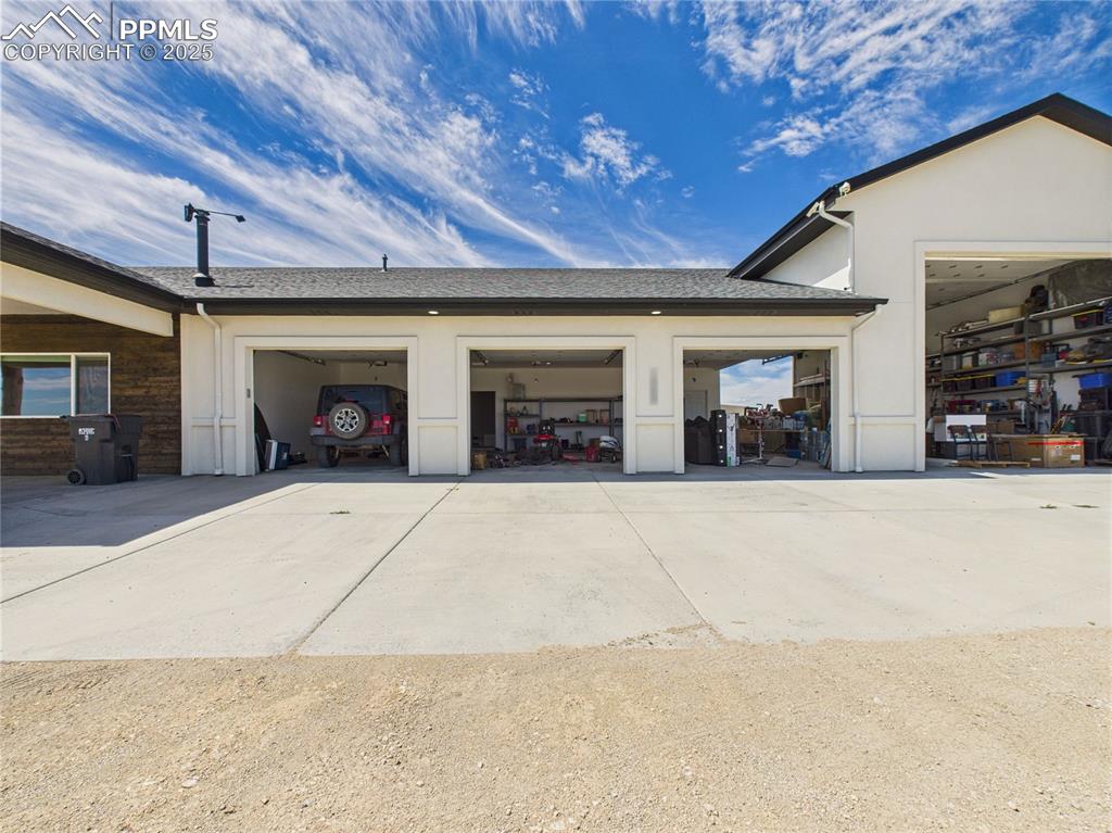 Image 39 of 47: Garage
