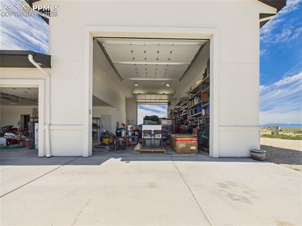 Image 40 of 47: Garage