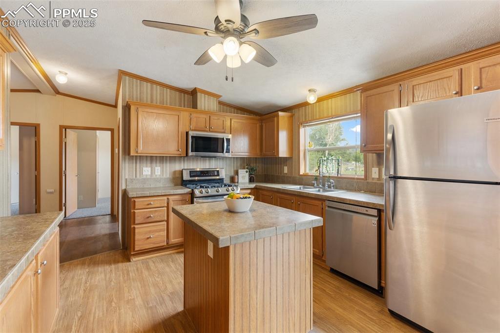 Image 10 of 37: Kitchen