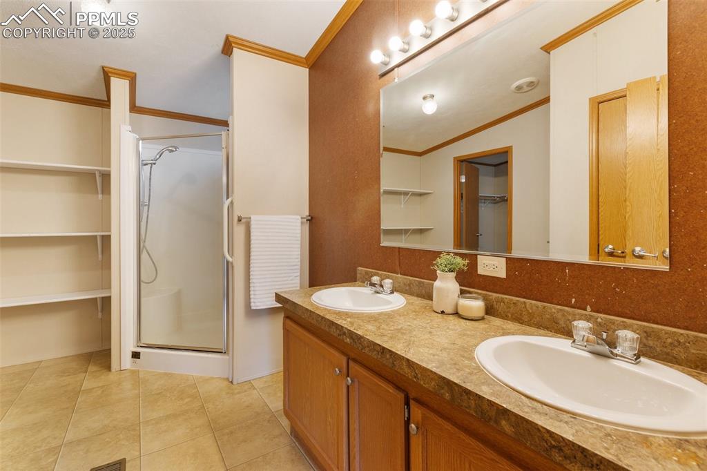 Image 21 of 37: Bathroom