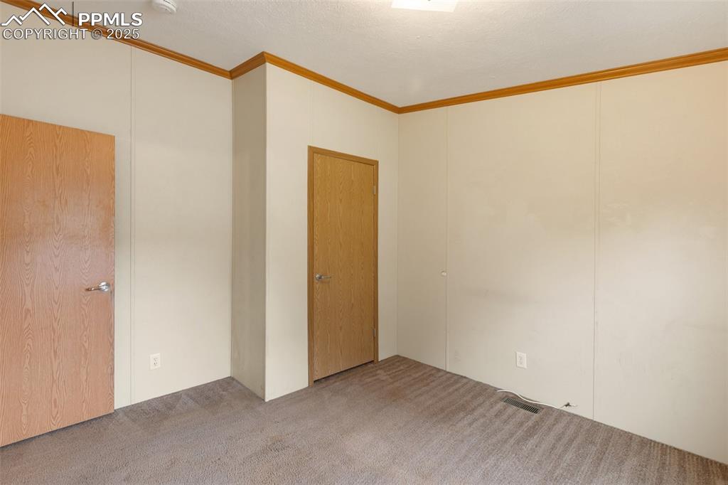 Image 25 of 37: Bedroom