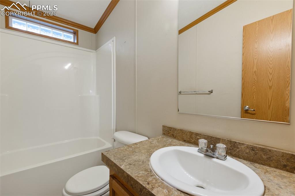 Image 26 of 37: Bathroom