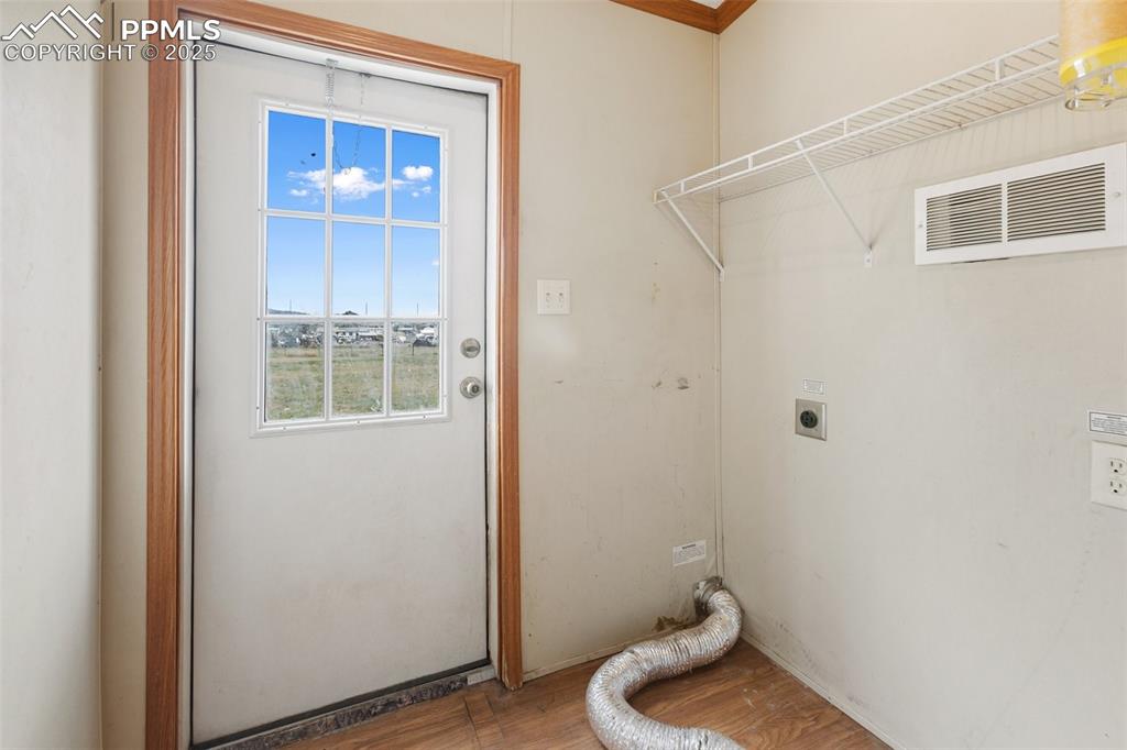 Image 27 of 37: Laundry