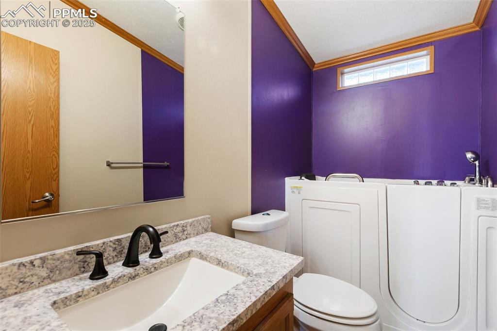 Image 28 of 37: Bathroom