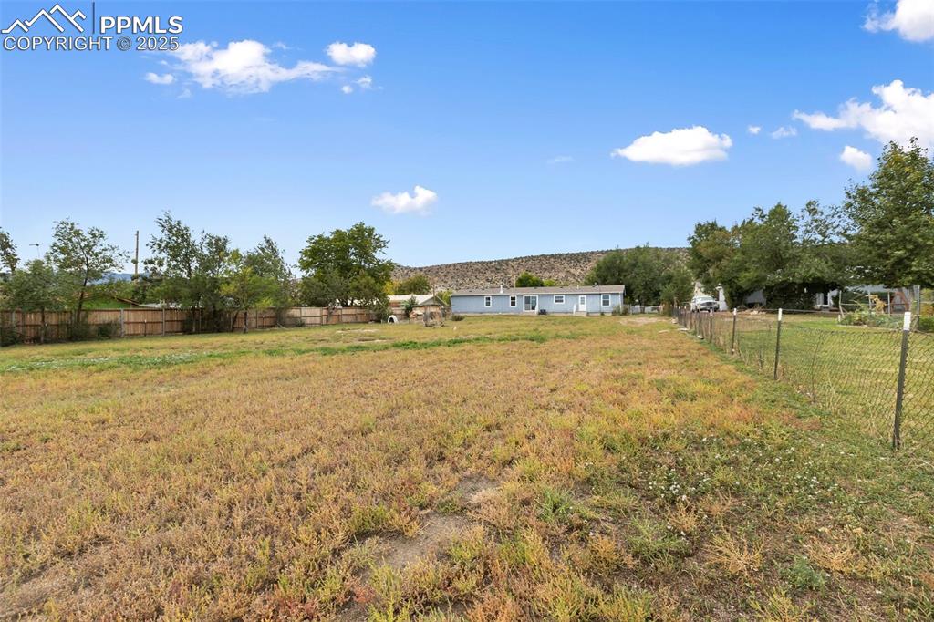 Image 35 of 37: Yard