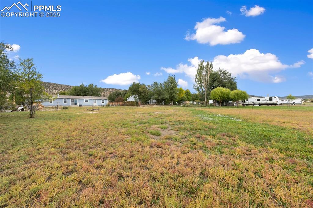 Image 36 of 37: Yard